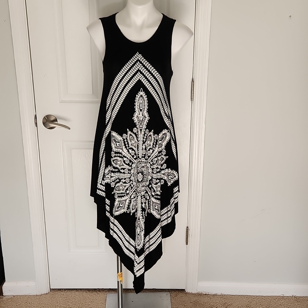Black and White Sleeveless Mandala Pattern Handkerchief Hem Dress - Picture 2 of 9